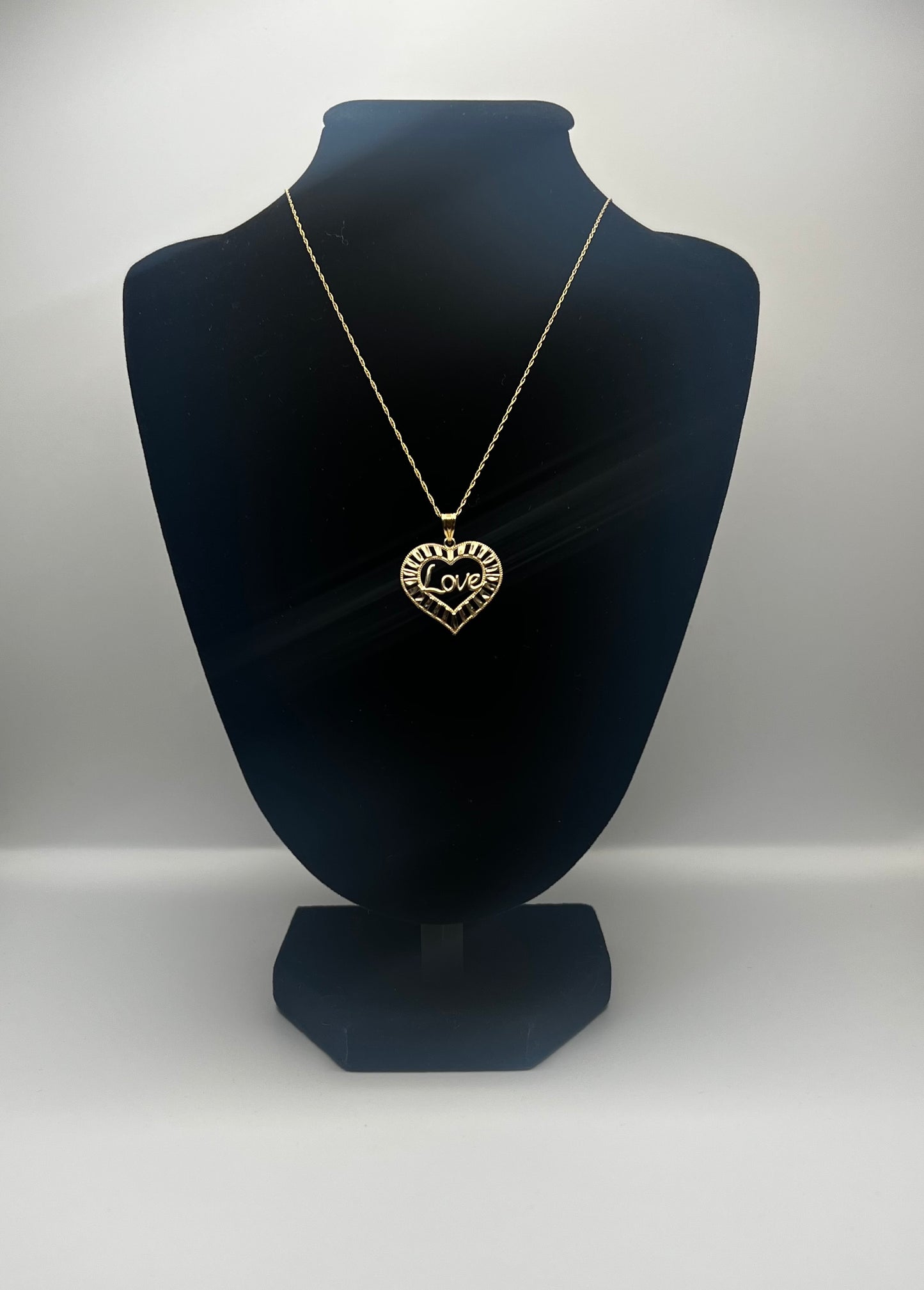 Collar Corazón “Love” en Oro 10K