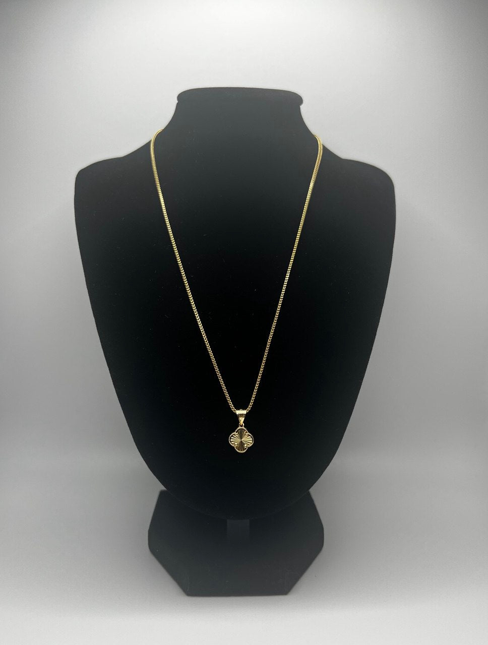 Gold Clover 10K Necklace – 15mm