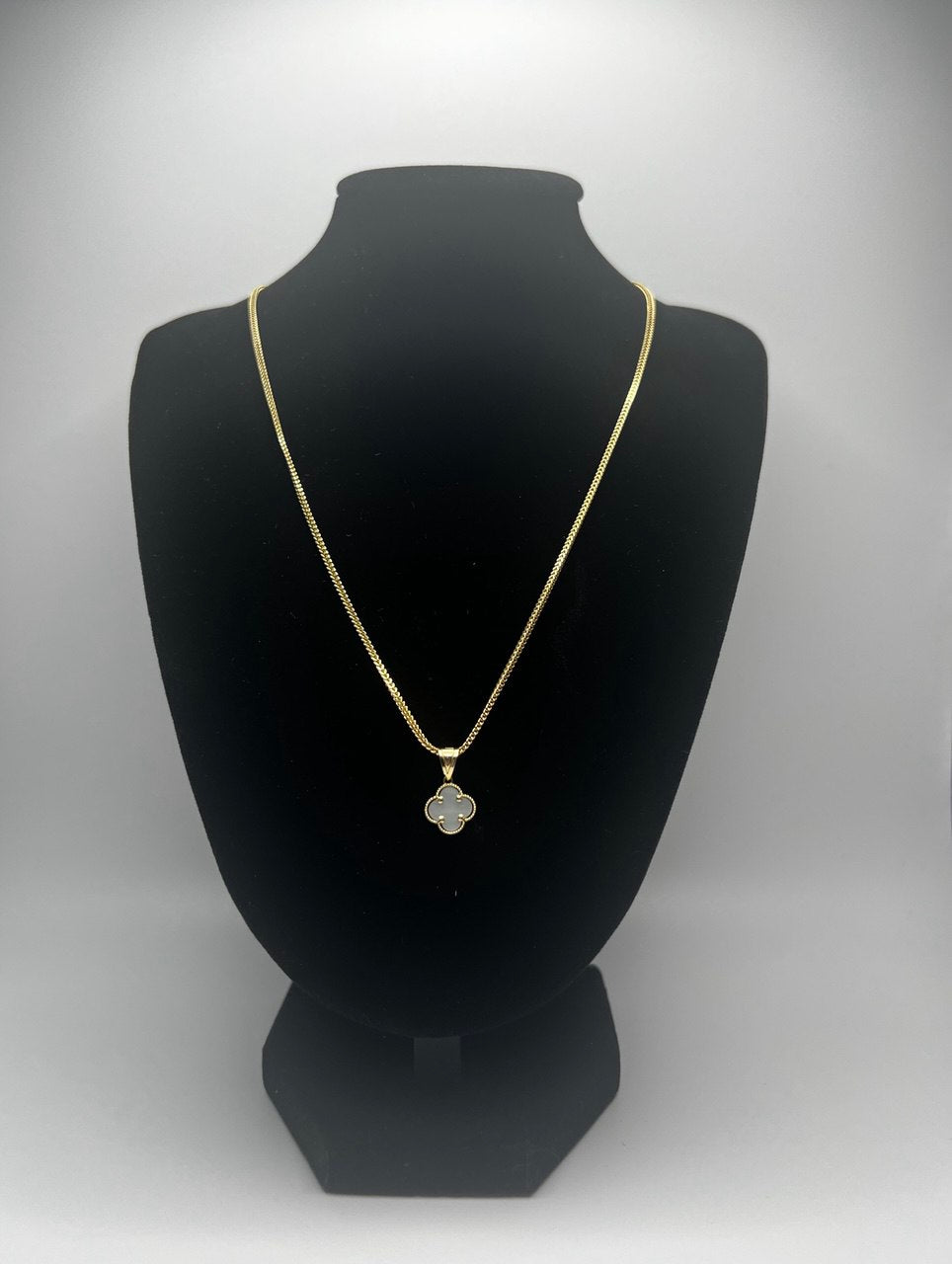 White Clover 10K Gold Necklace – 16mm