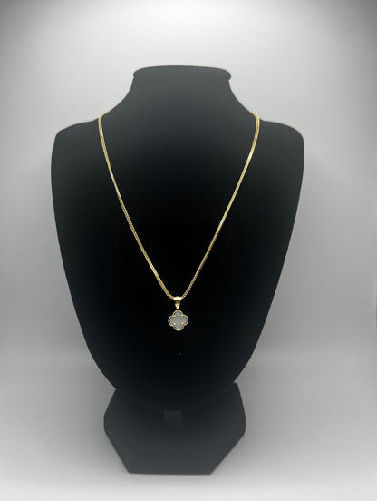 White Clover 10K Gold Necklace – 16mm